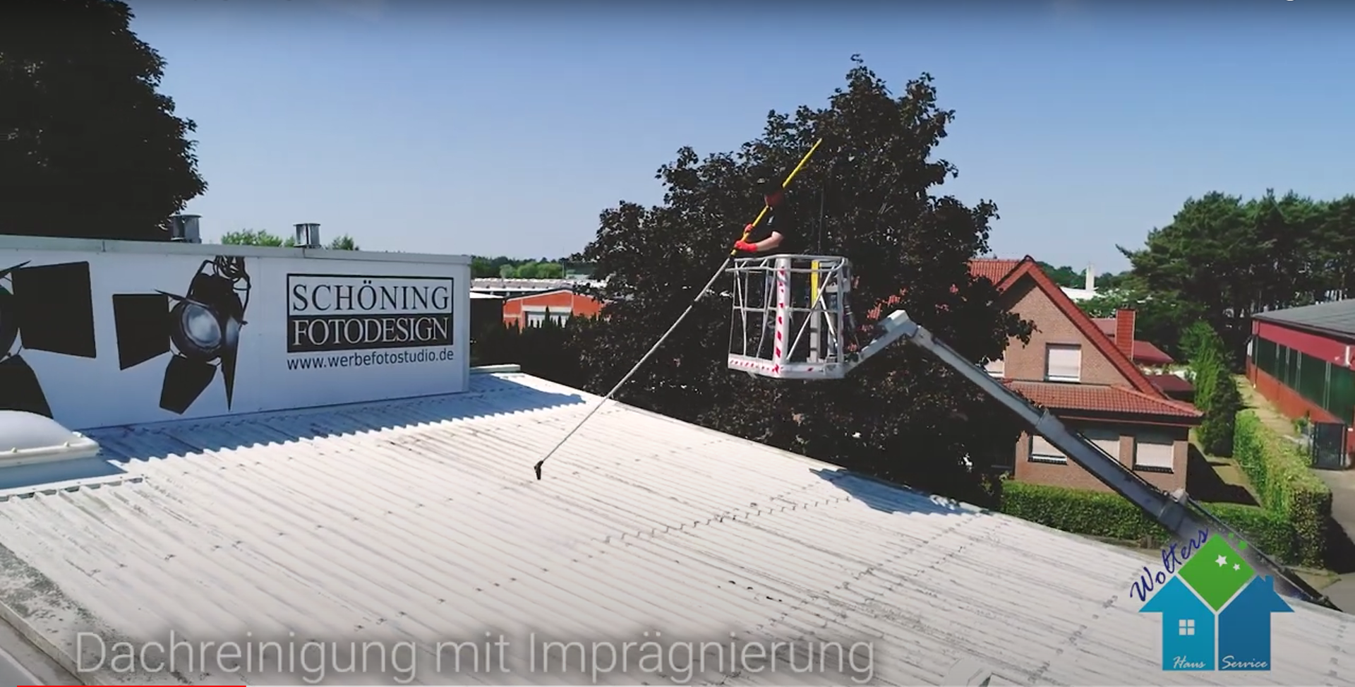 Vollst&auml;ndige Dachreinigung in Georgsdorf mit Teleskoplanze.